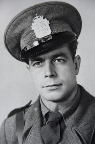ALFRED OLAV MOE:  Moe var med i Rikspolitiet og deltok i jakten p� Henry Rinnan.