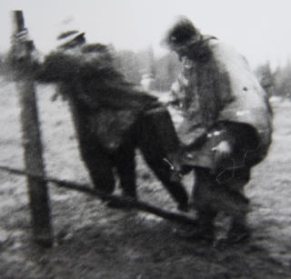 RANSAKES:  Henry Rinnan ransakes etter at han har overgitt seg. Han var da i besittelse av en pistol og 65 000 kroner. Foto: Alfred Olav Moe