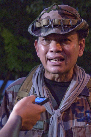 SKUTT I HODET:  Thailands oppr�rsgeneral Khattiya Sawasdiphol ble skutt i hodet mens han ble intervjuet. Dette bildet er tatt bare minutter f�r. Foto: Thomas Fuller/The International Herald Tribune/SCANPIX