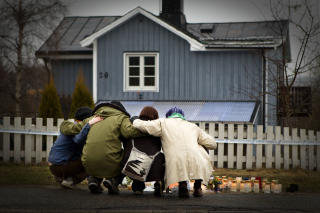 I SORG: Venner s�rger utenfor huset der de tre ble funnet drept.  Foto: Roger Vikstr�m