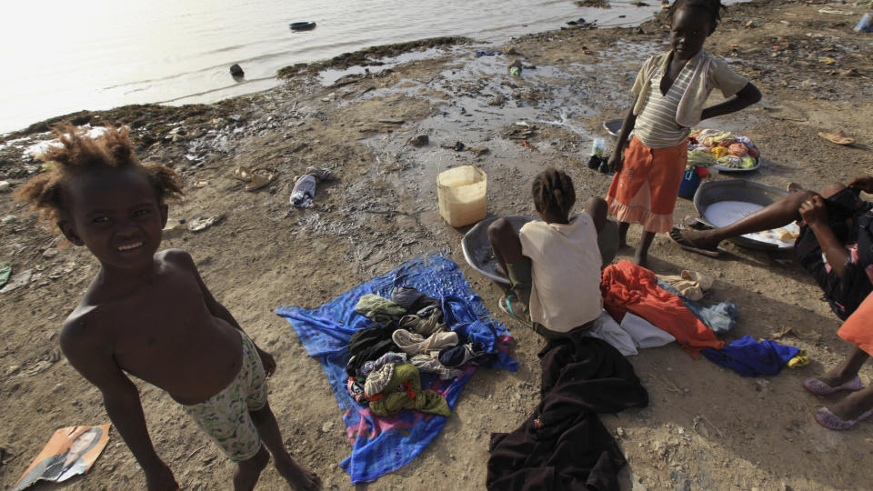 VANNKRIG: Ungjenter i Khartoum i Sudan vasker kl�r i Nilen. Foto: REUTERS / Mohamed Nureldin Abdallah / SCANPIX