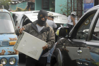 UTF�RTE RAID: Deler av planene ble funnet under flere raid denne uka i og rundt hovedstaden Jakarta. Her legger en politimann en datamaskin under beslag. Foto: REUTERS/Andry Prasetio/Scanpix