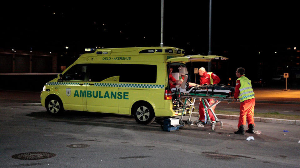 BRAKT TIL SYKEHUS: Fire personer ble brakt til sykehus da over ti personer brakte sammen p� en bensinstasjon p� L�renskog. Her blir en av dem tatt med i en ambulanse. Foto: Truls Grande/FirstFoto