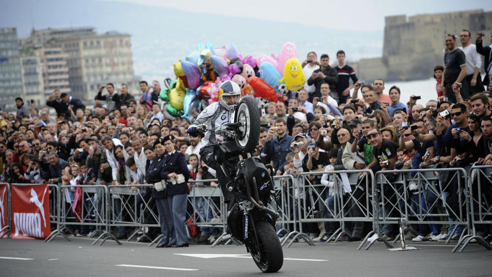 MENNESKELIG SVIKT:  �tte av ti d�dsulykker skyldes menneskelig svikt, if�lge en veganalyse fra Vegvesenet. Stuntmannen Chris Pfeiffer ser ut til � ha full kontroll under dette showet i Napoli. Illustrasjonsfoto: AFP PHOTO / ROBERTO SALOMONE