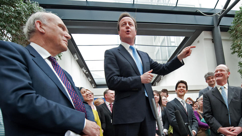 VAR USIKKER: N�ringsminister Vince Cable (t.v.), som her lytter mens statsminister David Cameron taler for ansatte i Arbeids- og innovasjonsdepartementet, var slett ikke sikker p� at en LibDem/Tory-koalisjon var det beste for Storbritannia. Foto: Leon Neal/AFP/Scanpix