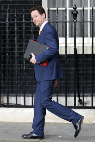 ENGSTELIG: Nick Clegg var redd regjeringsdannelsen kunne bli upopul�r i partiet. Her forlater han 10 Downing Street etter et bes�k hos statsminister Cameron. Foto: AP/Tim Hales/Scanpix