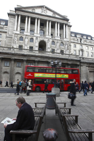 VURDERER REGULERINGER: Cable sier ogs� at regjeringen vurderer � innf�re bonustak for de britiske bankene - kanskje til glede for denne avisleseren, som tar en pause utenfor Bank of Englands fasjonable lokaler sentralt i London. Foto: REUTERS/Darrin Zammit Lupi/Scanpix