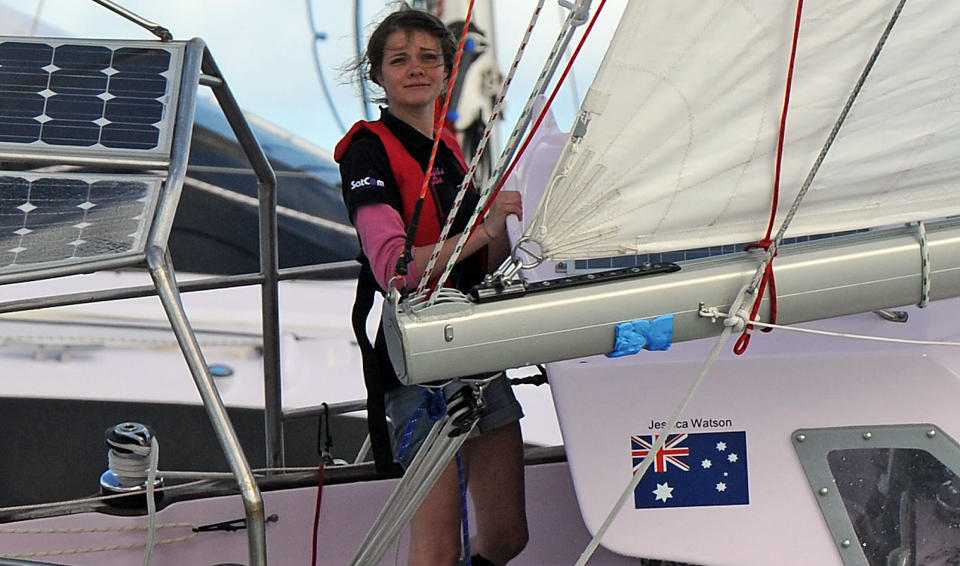 TATT I MOT SOM HELT:  Jessica Watson (16) kom l�rdag hjem til Australia etter � ha fullf�rt en verdensomseiling helt alene. Hun er den yngste som noensinne har gjort dette. Foto:  AFP PHOTO / Torsten BLACKWOOD