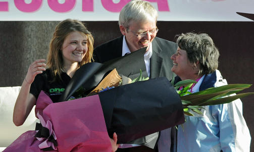 TILBAKE HOS MAMMA:  Her er Jessica sammen med moren Julie (R) og statsminister Kevin Rudd Foto: AFP PHOTO / Greg WOOD