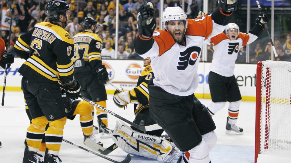HISTORISK SNUOPERASJON: Simon Gagne feirer m�let som snudde 0-3 til 4-3 for Philadelphia Flyers i nattas sluttspillkamp mot Boston Bruins. Det betyr ogs� at Flyers snudde 0-3 til 4-3 i best av sju kamper. Foto: Michael Dwyer, AP/Scanpix