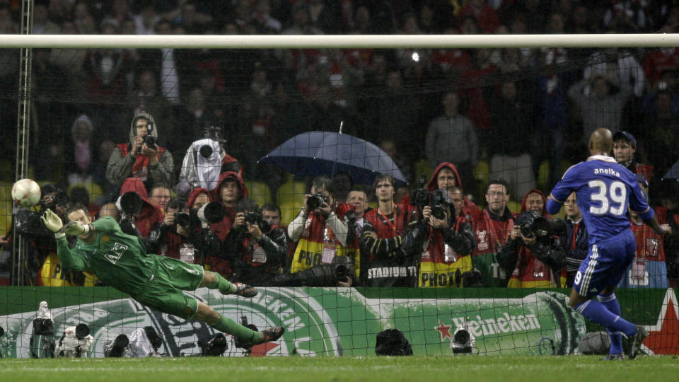 - VISSTE JEG VILLE BOMME: Nicolas Anelka sier han visste han ville misse om han m�tte skyte straffe mot Manchester United i straffekonken som avgjorde Champions League-finalen i 2008. Og ganske riktig, Edwin van der Sar reddet det avgj�rende straffesparket.  Foto: Ivan Sekretarev, AP/Scanpix