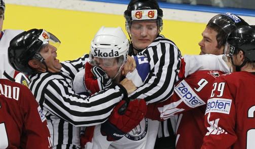 BASKETAK: Ole-Kristian Tollefsen tas h�nd om av dommerne etter knuffing mellom ham og kanadiske spillere. Jakobsen overreagerte da bare Tollefsen ble utvist. Foto: Jacques Boissinot, The Canadian Press/AP/Scanpix