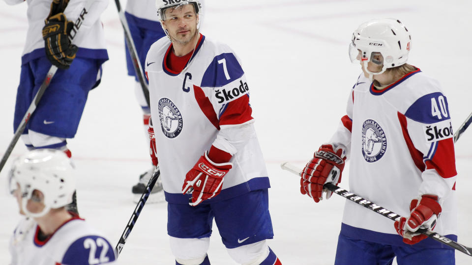 VM ER OVER: Norges landslagskaptein Tommy Jakobsen (nr. 7) er utestengt fra resten av VM etter at han p�dro seg matchstraff for � dytte en dommer under kampen mot Canada i g�r. Foto: H�kon Mosvold Larsen, Scanpix