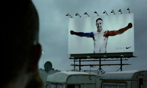 SKREKKSCENARIO: Rooney titter ut av campingvogna og ser rett p� en plakat av Franck Ribery. Plakaten er en etterlikning av et kjent Rooney-bilde. Foto: Nike Football