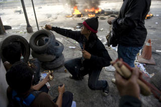 SKYTER KINAPUTTER:  En demonstrant bruker en sprettert til � skyte kinaputter oppr�rsstyrkene Foto: AFP PHOTO/PEDRO UGARTE