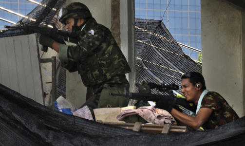 BANGKOK:  Soldater fra den Thailandske h�ren svarer p� ild fra demonstranter i Bangkok. Foto: AP Photo/ Manish Swarup