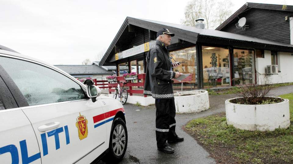 S�KER FORTSATT: Flere politibiler, helikopter, naboer, familiemedlemmer og forbipasserende deltar i letingen etter en gutt (8) med Downs syndrom som er forsvunnet i Oslo. Foto: Nina Hansen