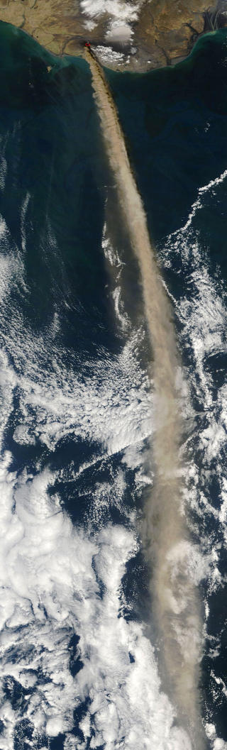 GIR SEG IKKE: NASAs Terra-satellitt tok dette bildet av Eyjafjallaj�kull 11. mai. Foto: AFP/NASA/SCANPIX