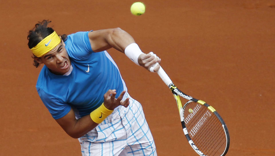 M�TTE SLITE FOR FINALEPLASS: Rafael Nadal tapte �pningssettet mot landsmannen Nicolas Almagro, men kom sterkt tilbake og vant de to neste med overbevisende 6-2, 6-2. Dermed er gruskongen klar for finale i Madrid mot vinneren av Roger Federer og David Ferrer.Foto: SCANPIX/REUTERS/Juan Medina
