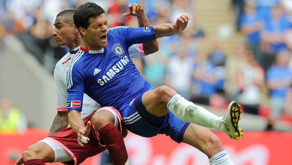 STYGG STEMPLING: Kevin-Prince Boateng (t.v.) trampet p� ankelen til Michael Ballack. Boateng h�per � spille for Ghana mot Ballacks Tyskland i VM. For�vrig er broren Jerome aktuell for det tyske laget. Foto: Adrian Dennis, AFP/Scanpix