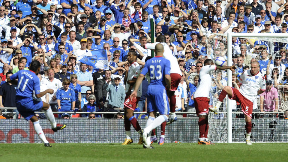 OMSIDER UTTELLING: Didier Drogba setter inn 1-0 p� et frispark etter sjansesl�seri av begge lag i FA-cupfinalen p� Wembley. Foto: Nigel Roddis, Reuters/Scanpix