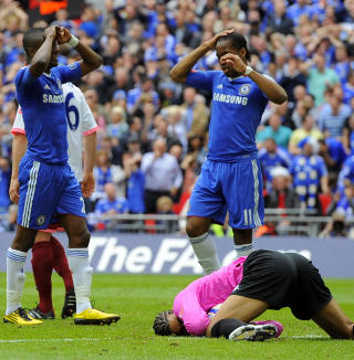SL�SERI: Salomon Kalou og Didier Drogba fortviler foran Portsmouth-keeper David James etter Kalous kjempemiss. Foto: Nigel Roddis, Reuters/Scanpix