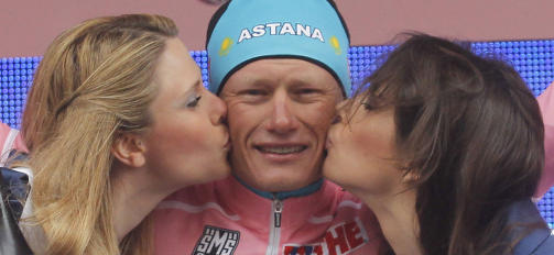 TILBAKE I ROSA: Aleksander Vinokourov gjenerobret den rosa ledertr�ya i Giroen da han, Cadel Evans og Damiano Cunego distanserte flere av de andre sammenlagtfavorittene p� entappen til Montalcino.Foto: SCANPIX/AFP PHOTO/Luk Beines
