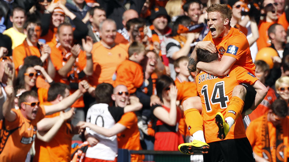 FIKK I GANG FESTEN: David Goodwillie (t.h.) �pnet scoringsballet mot Ross County etter en dr�y time i en FA-cupfinale Dundee United til slutt vant 3-0.Foto: SCANPIX/REUTERS/David Moir