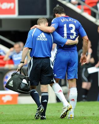 VM I FARE? Michael Ballack ble hjulpet av banen, pr�vde seg igjen, men m�tte bytte ut f�r pause. Les mer om skaden her.Foto: Gerry Penny, EPA/Scanpix