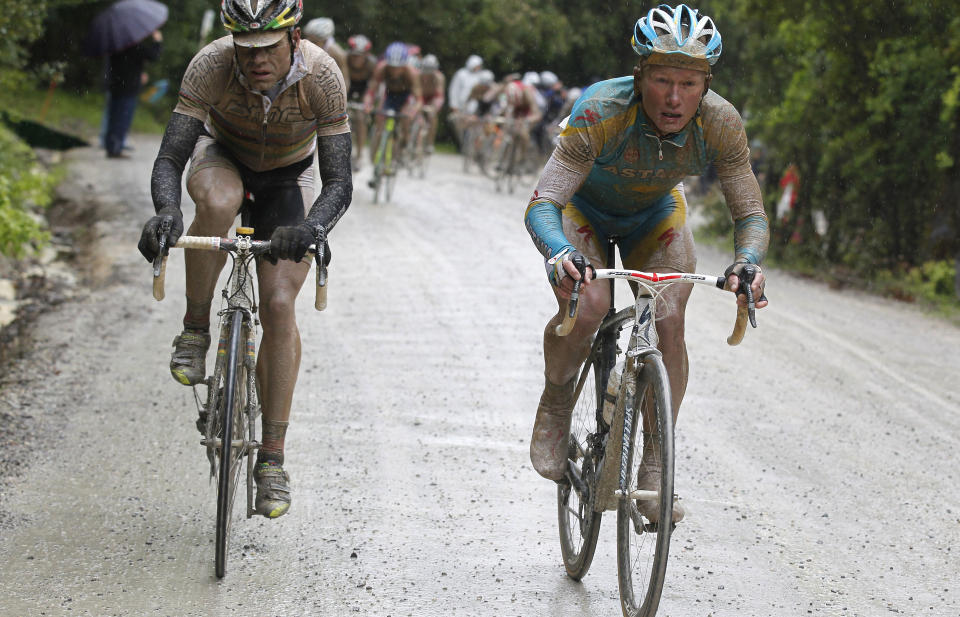 GJ�RMEBAD: Aleksander Vinokourouv (t.h.) overtok den rosa ledertr�ya, mens Cadel Evans vant etappen til Montalcino - en etappe som utviklet seg til � bli et gj�rmebad.Foto: SCANPIX/AFP PHOTO/ROBERTO BETTINI
