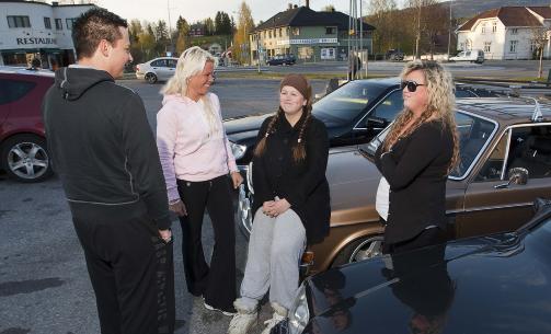 DISKUTERER: R�nerjentene May Britt Juvland (fra venstre), Gunn Heidi Lillebakke og Ingeborg Hauge  liker ikke fyllekj�rere, her diskuterer de med r�ner Ole Haugen. Foto: Per Fl�the