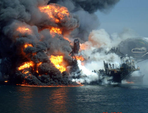 KATASTROFE: Alle fors�k p� � stanse lekkasjene har mislyktes. Foto: AP Photo/SCANPIX