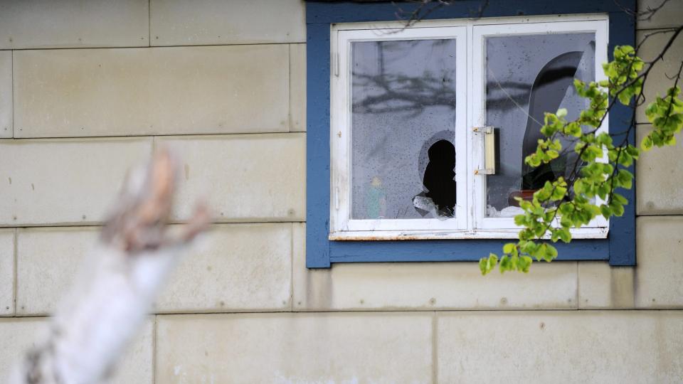 BRANNATTENTAT: Lars Vilks ble nok en gang utsatt for et angrep i dag, da noen hadde fors�kt � tenne p� huset hans med en brannbombe. Foto: EPA/Bj�rn Lindgren/SCANPIX