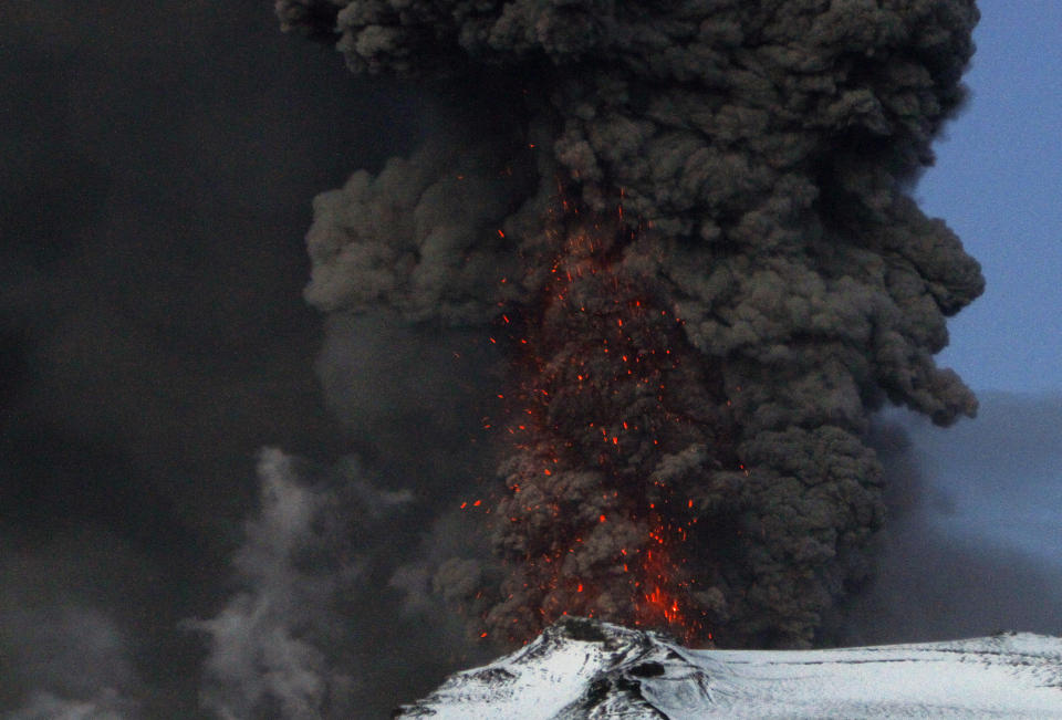 N�RMER SEG NORGE: Askeskyen som s�ndag stengte flyplasser p� De britiske �yer, n�rmer seg Norge og vil trolig ha n�dd s�r- og vestlandskysten mandag kveld. Foto: SCANPIX