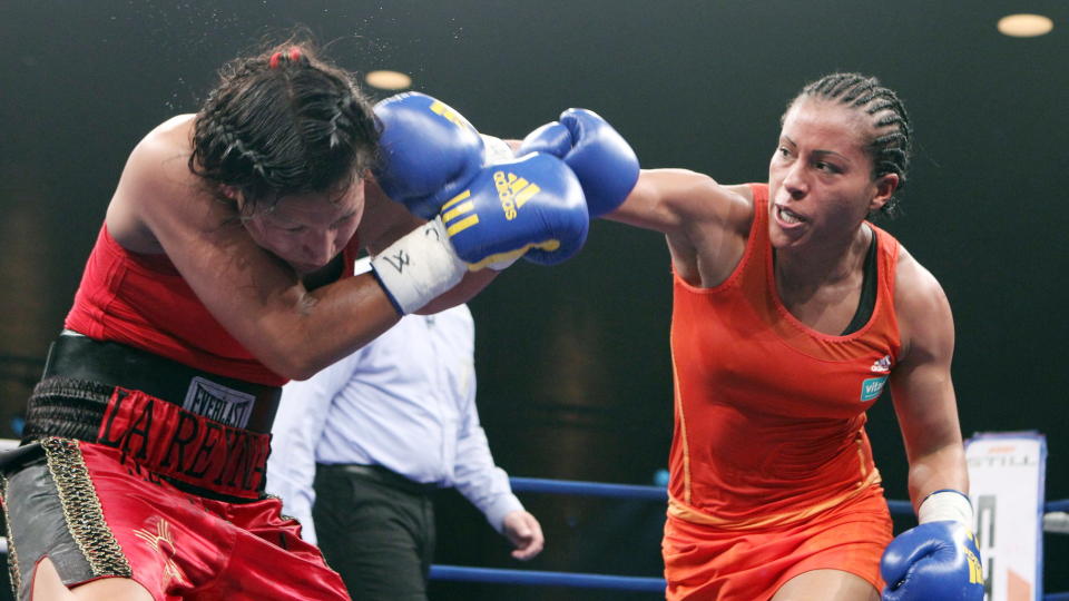 FULL KONTROLL: Cecilia Br�khus (th) hadde full kontroll og vant samtlige runder hos alle dommerne i VM-kampen i weltervekt mot amerikanske Victoria Cisneros l�rdag kveld.
Foto: Bernd Wende / SCANPIX