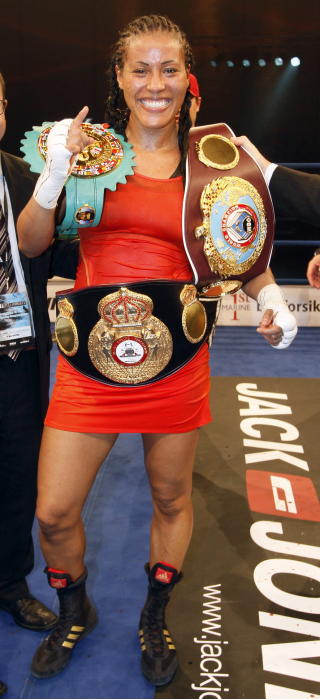TRIPPELMESTER: Cecilia Brækhus forsvarte mesterbeltene i WBA (World Boxing Association) og WBC (World Boxing Council). I tillegg vant hun også VM-tittelen i World Boxing Organisation (WBO).
Foto: Bernd Wende / SCANPIX TRIPPELMESTER: Cecilia Brækhus forsvarte mesterbeltene i WBA (World Boxing Association) og WBC (World Boxing Council). I tillegg vant hun også VM-tittelen i World Boxing Organisation (WBO).
Foto: Bernd Wende / SCANPIX
