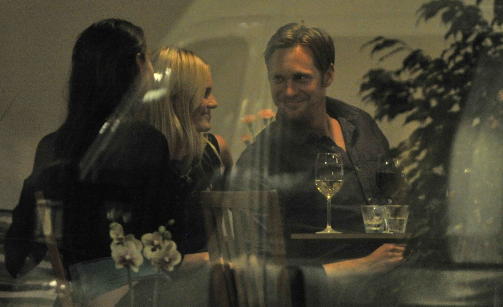 PÅ MIDDAG: Kate Bosworth og Alexander Skarsgård spiste middag med flere skuespillervenner i Stockholm i går kveld. Bosworth klarte ikke å holde fingrene borte fra sidemannen. Foto: Stefan Söderström/EXPRESSEN PÅ MIDDAG: Kate Bosworth og Alexander Skarsgård spiste middag med flere skuespillervenner i Stockholm i går kveld. Bosworth klarte ikke å holde fingrene borte fra sidemannen. Foto: Stefan Söderström/EXPRESSEN