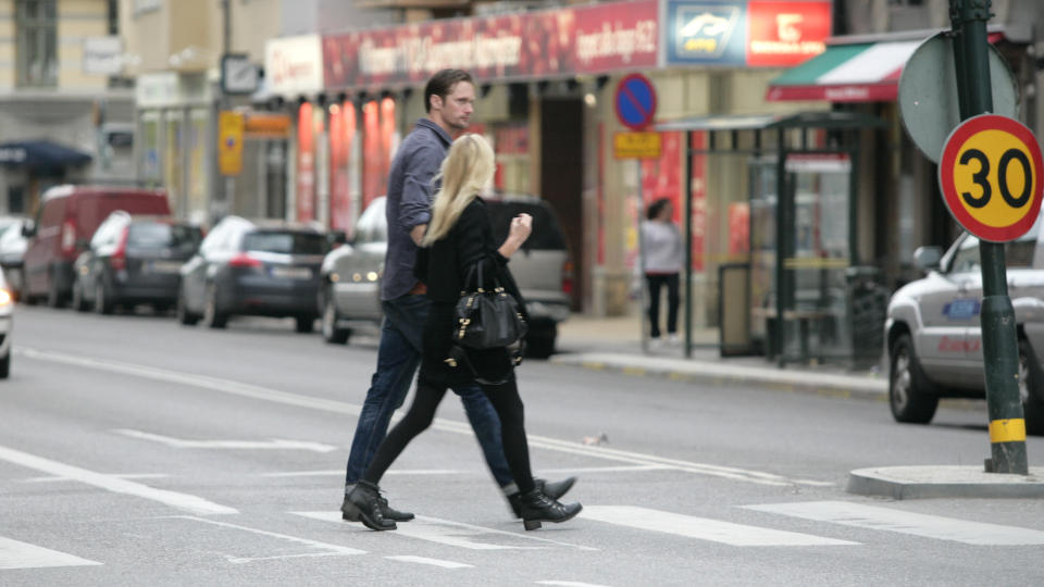 VISTE KATE HJEMLANDET: Alexander Skarsg�rd og Kate Bosworth p� vei til S�dermalm i Stockholm i g�r l�rdag. Foto: J�rgen Hildebrandt/EXPRESSEN