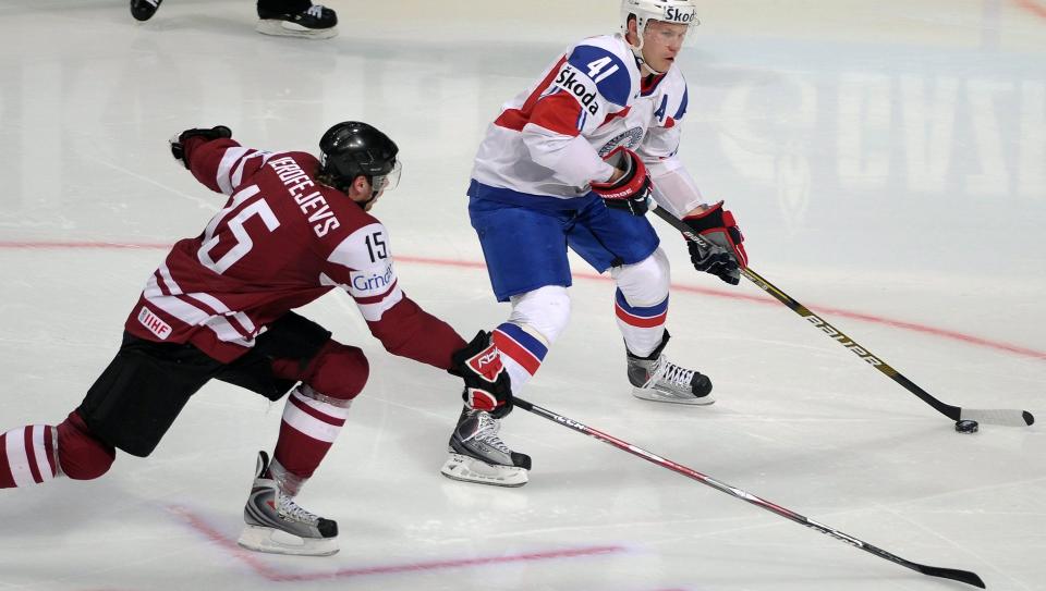 VIL TILBAKE TIL AMERIKANSK HOCKEY: Patrick Thoresen tror Flyers vil la ham g� til en ny NHL-klubb. Her mot Latvia i VM. Foto: EPA/RONALD WITTEK