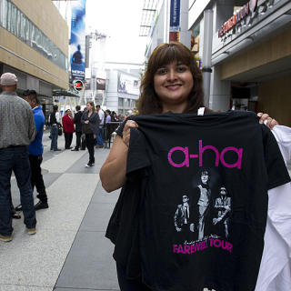 FAN 2: a-ha sto for Arlene Rocabados f�rste konsertopplevelse i LA og siden har hun v�rt fan av bandet. Foto: �ISTEIN NORUM MONSEN.