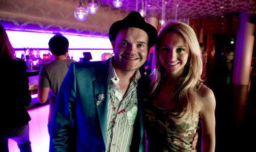 NORSKE KJENDISER: Pia Haraldsen og Simen St�lnacke s�rget for litt norsk glamour i VIP-loungen. Foto: �ISTEIN NORUM MONSEN.