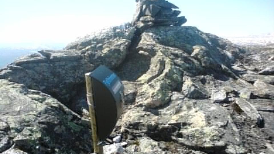  SKULLE HIT:  Turposten i 1189 meters h�yde p� toppen av Jamtfjelltinden p� plass i juni. Det var denne posten (kassa i forgrunnen) de �tte turg�erne fra samme arbeidsplass i Mosj�en skulle plassere for sesongen da de ble rammet av ras i g�r ettermiddag. FOTO: ROY BRUBAKK, BRURSKANKEN TURLAG.