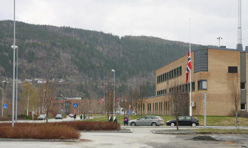  P� HALV STANG:  Det blir flagget p� halv stang ved alle offentlige bygninger i Vefsn i dag - her foran r�dhuset og politihuset i Mosj�en. FOTO: FRODE MEOSLI.