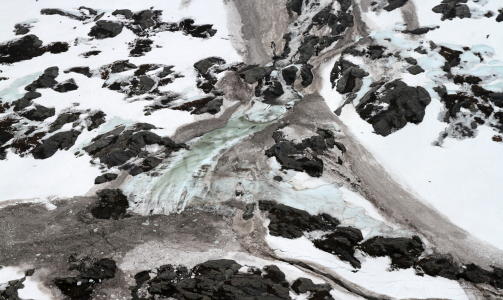 FAREFULLT: Det blir ikke aktuelt � sende letemannskaper inn i omr�det f�r tidligst tirsdag. Mandag morgen ble det lagt ned fullstendig ferdsels- og oppholdsforbud i fjellomr�dene i Vefsn kommune p� grunn av ekstrem rasfare. 
Foto: Luftforsvarets redningstjeneste / SCANPIX