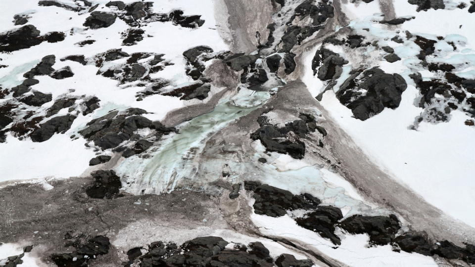 EKSTREM RASFARE: To er funnet d�de og to er savnet og antatt omkommet etter raset ved Jamtfjelltind i Vefsn kommune i Nordland. Det blir ikke aktuelt � sende letemannskaper inn i omr�det f�r tidligst tirsdag. 
Foto: Luftforsvarets redningstjeneste / SCANPIX