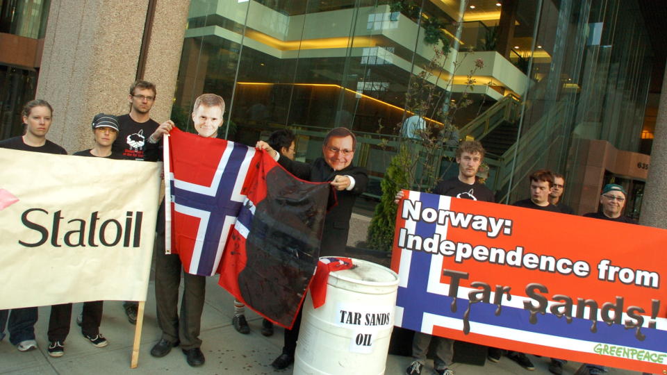 DYPPET FLAGGET I OLJE: Greenpeace demonstrerte mot tj�resandutvinning i dag.
Foto: Jessica Wilson / Greenpeace / SCANPIX