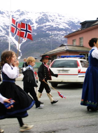 BARNETOG: Feiringet i Mosj�en i dag var preget av rastragedien.
Foto: H�vard Eide / SCANPIX