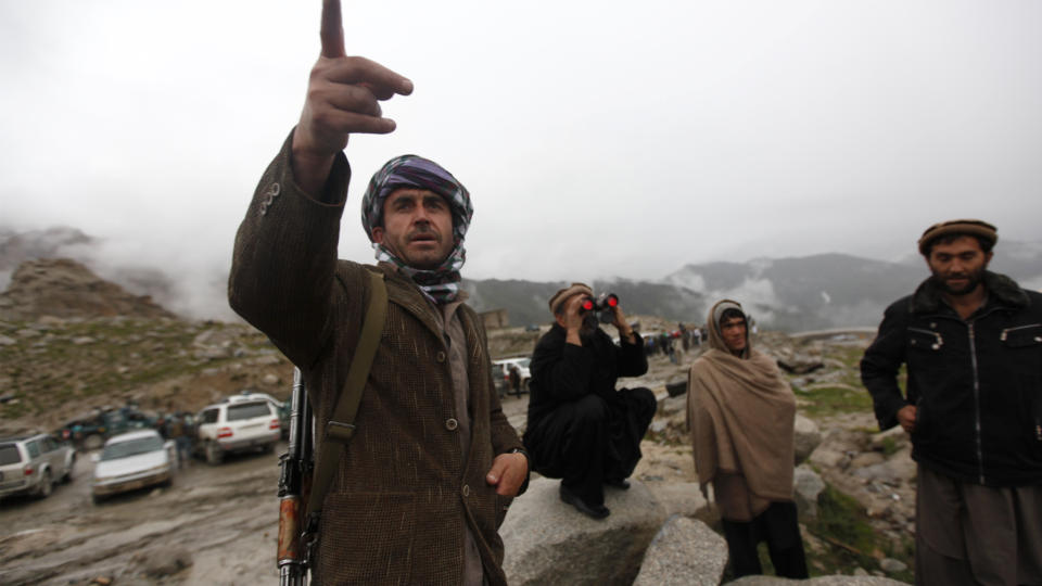STYRT: En gruppe afghanere leter etter et passasjerfly som styrtet i Salangpasset i Afghanistan mandag. Det var 43 personer om bord i flyet, deriblant 6 utlendinger. Foto: REUTERS / Ahmad Masood / SCANPIX
