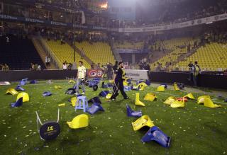 EN SLAGMARK: Slik s� Sukru Saracoglu ut etter Fenerbahce-fansens herjinger. Foto: AP Photo/Ibrahim Usta