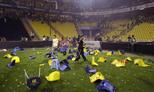 GJORDE H�RVERK: Slik s� det ut p� Fenerbahces hjemmebane etter kampslutt. Foto: AP Photo/Ibrahim Usta
